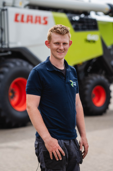 Monteur Mart Tietema voor een CLAAS machine